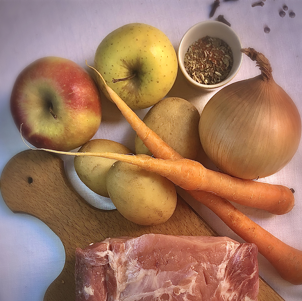 italian pork loin with apples - traditional recipe