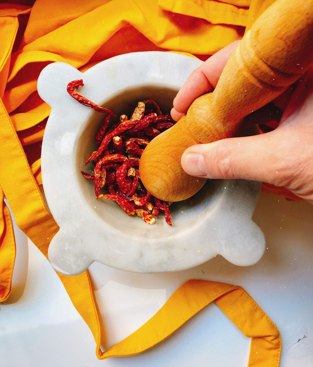 dried-chili-peppers-into-a-pestle