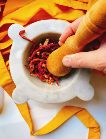 dried-chili-peppers-into-a-pestle