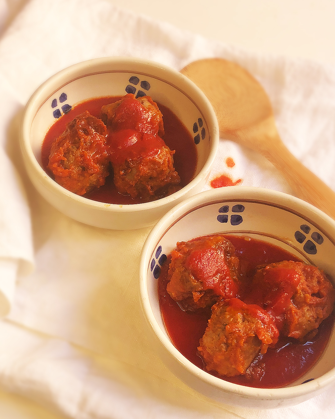 meatballs with tomato sauce in 2 little pans italian cooking tips