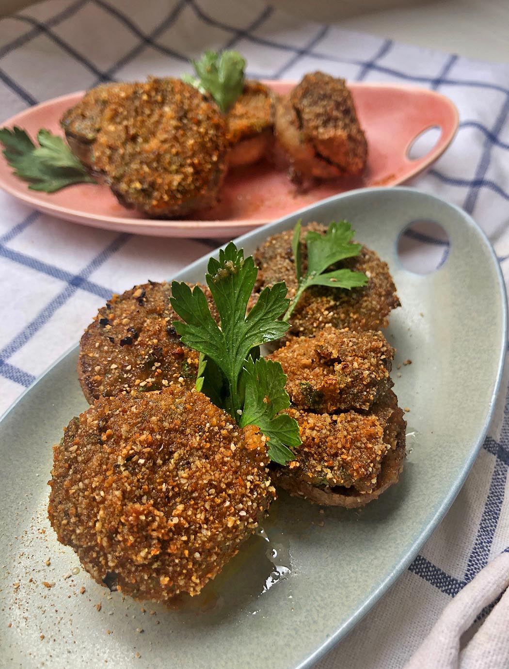 gratin champignon served on a green dish
