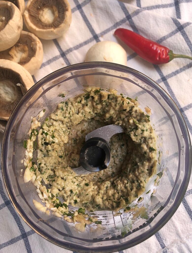 the stuffing for the gratin champignons is ready in the blender