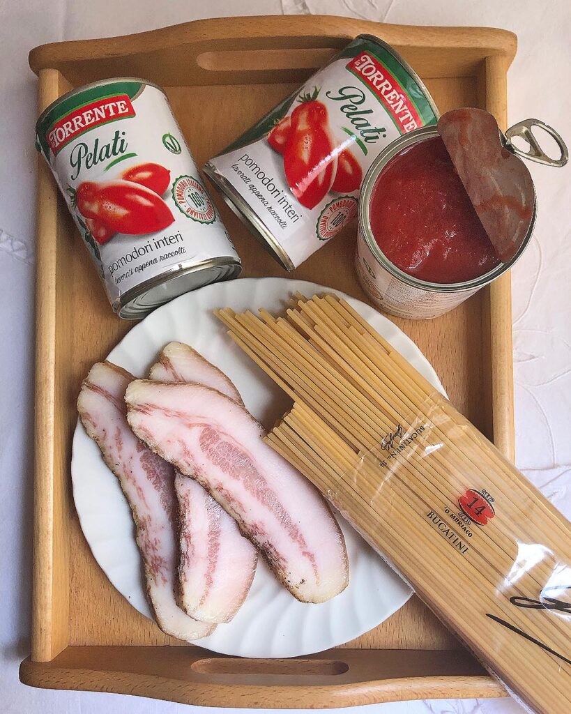 Amatriciana sauce ingredients: pork, tomatoes and pasta