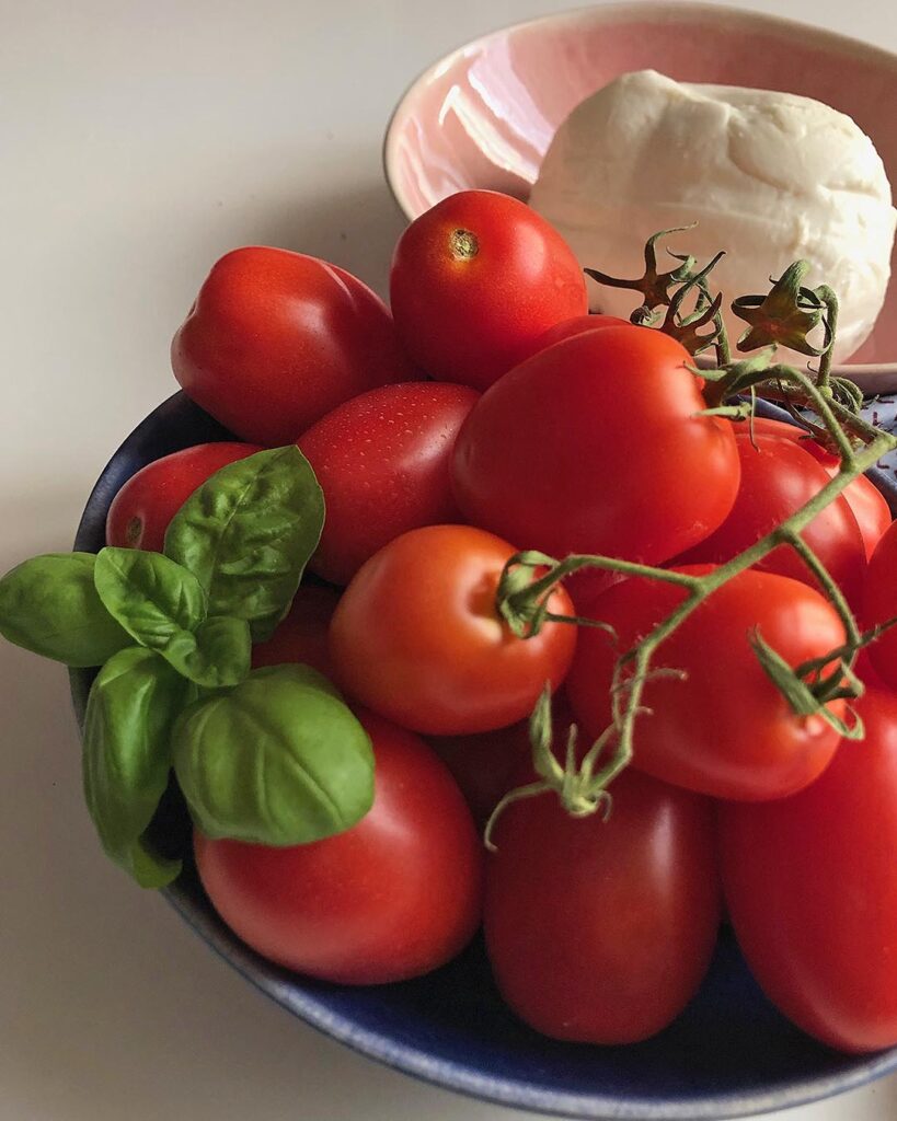 the ingredients for roasted tomato soup: tomatoes and mozzarella