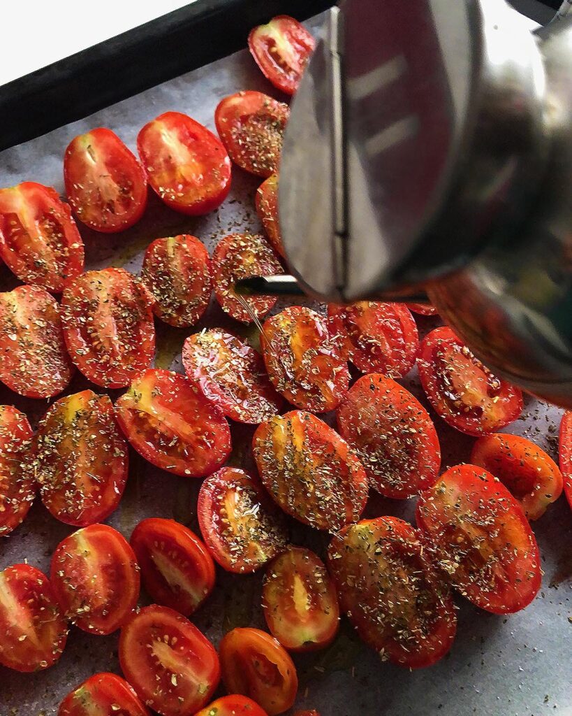 tomatoes are seasoned with salt and oil befere to be cooked