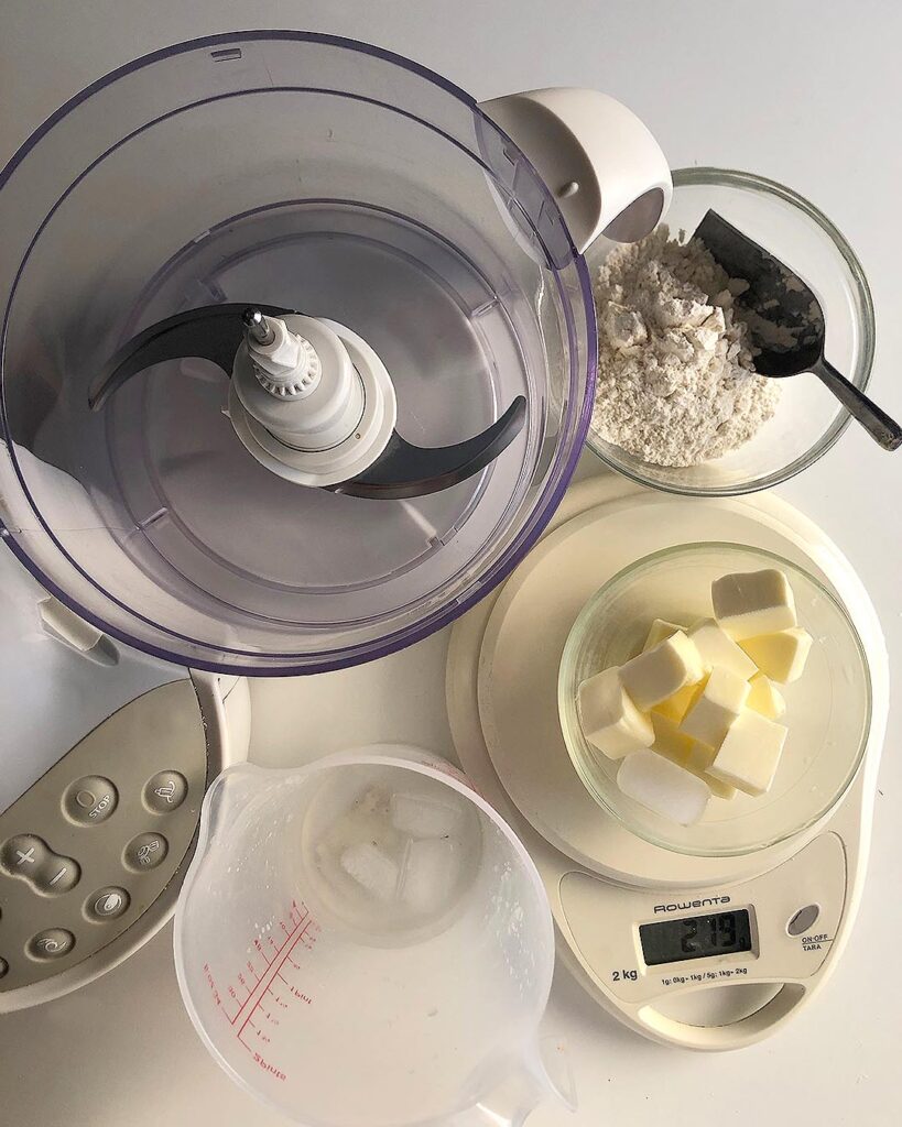 the ingredients of shortcrust pastry: flour, butter and water