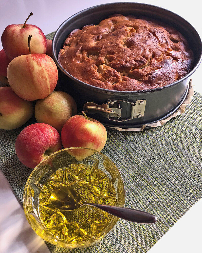 apple pie with oil in a oven pan with oil and apples