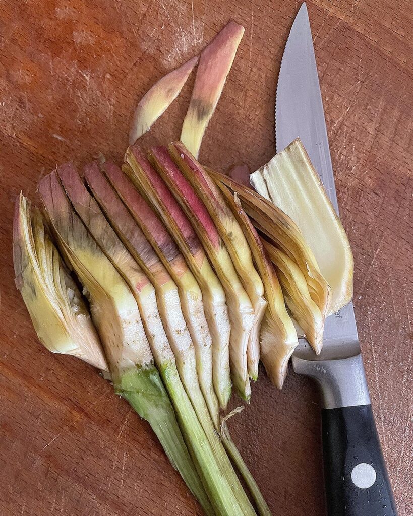 artichoke cutted in thin strips