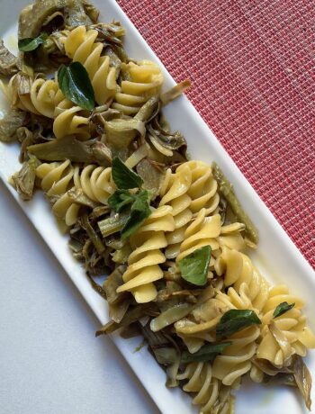 presentation of artichoke pasta