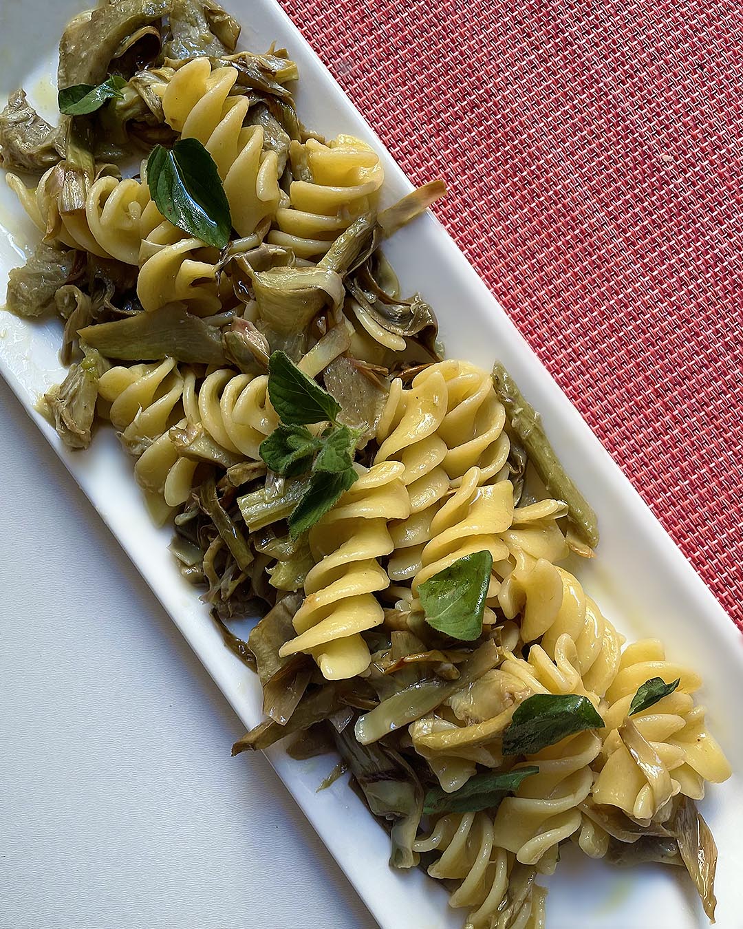 presentation of artichoke pasta