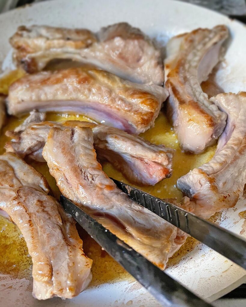 ribs cooked in a pan with oil, garlic and peperoncino